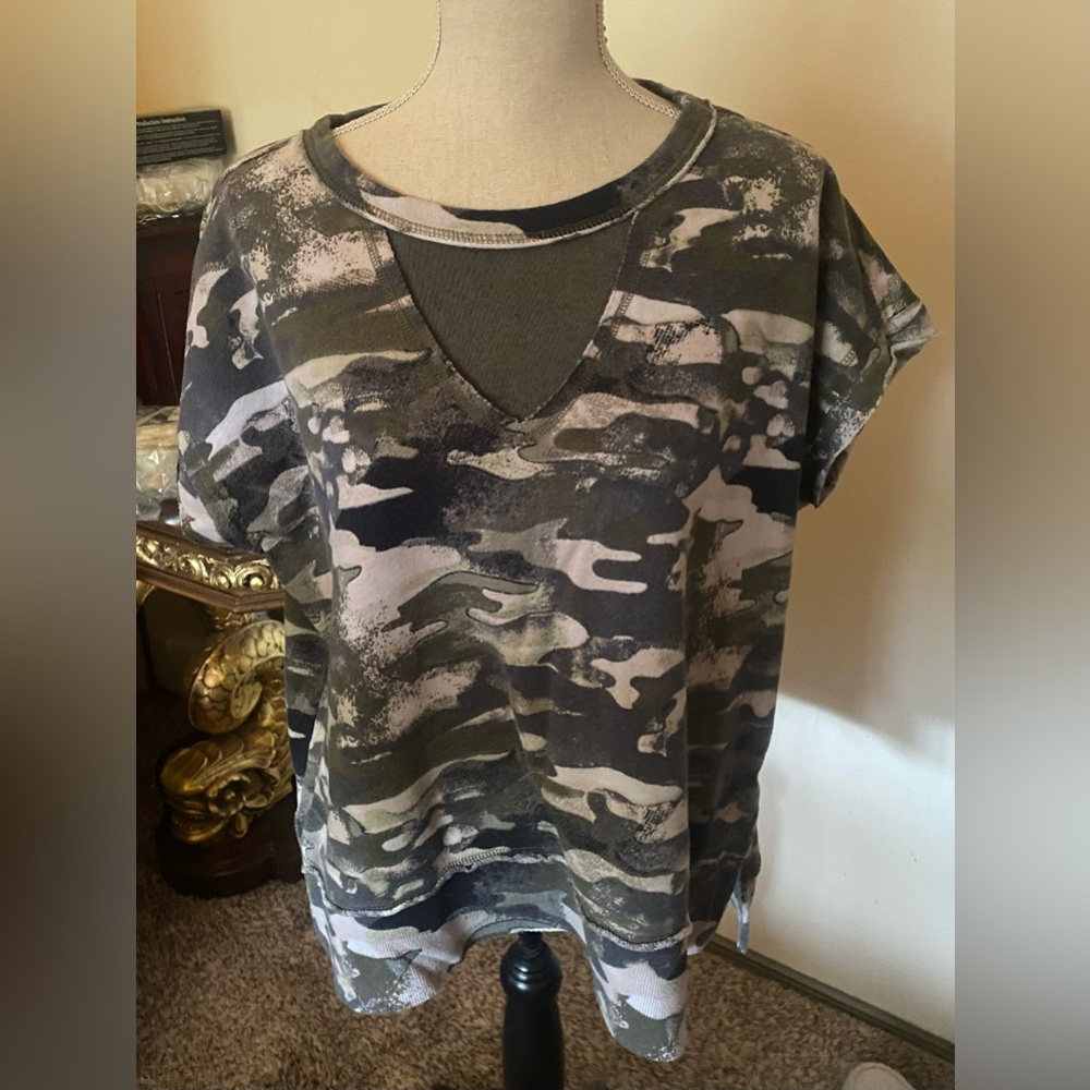 Rock & Republic Women’s Camo shirt sz XL